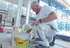  ??  ?? Rund 20 Handwerker arbeiten momentan an der Sanierung des Limesmuseu­ms. Hier wird gerade Putz angerührt. Insgesamt kosten die Arbeiten rund 7,1 Millionen Euro.