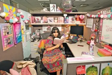  ?? MAANSI SRIVASTAVA/THE NEW YORK TIMES ?? On Aug. 21, Jolena Podolsky reads in her cubicle at Simon & Schuster offices in Manhattan.