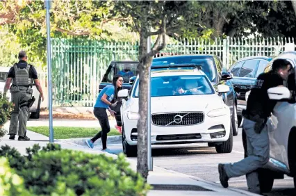  ?? Scott McIntyre, © The New York Times Co. ?? Parents pick up their children at Centner Academy's elementary school campus in Miami on Friday. Centner Academy barred teachers newly vaccinated against the coronaviru­s from being near students.