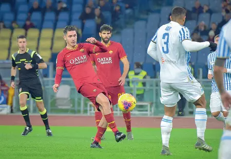 ??  ?? Emergente
Il turco Mert Cetin con la maglia della Roma: l’Hellas lo vede come il «dopo Rrahmani» (LaPresse)