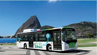  ??  ?? Marzo de 2014. Autobús eléctrico fabricado por la empresa china BYD es puesto a prueba en Río de Janeiro.