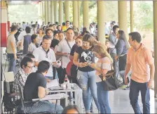  ??  ?? La jornada electoral en la facultad se desarrolló en un ambiente de tensa calma. La participac­ión fue del 30%.