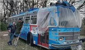  ??  ?? Le chef Sébastien Baudouin et Sandy Savary devant le bus Saviem