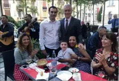  ?? (Photo J.D.) ?? Gérard Spinelli et son épouse, son fils et adjoint Nicolas, entourés de plusieurs proches et élus pour inaugurer la nouvelle tonnelle et les animations de la place de la Libération.