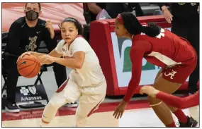  ?? (Special to the NWA Democrat-Gazette/David Beach) ?? Arkansas senior guard Destiny Slocum (left) will appear in the NCAA Tournament with her third different school. Slocum went to the Sweet 16 at Maryland and Oregon State before transferri­ng to Arkansas before this season.