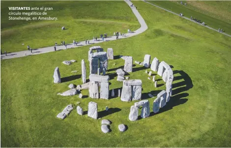  ??  ?? VISITANTES ante el gran círculo megalítico de Stonehenge, en Amesbury.