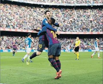  ?? ALEX CAPARROS / GETTY ?? Lionel Messi celebra con el brasileño Malcom el segundo gol de la tarde