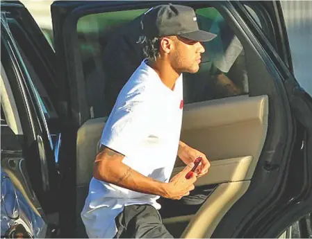  ?? Photo: Mirror ?? Neymar arrives at Porto’s internatio­nal airport on August 3, 2017.