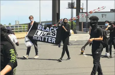  ?? Christian Abraham / Hearst Connecticu­t Media ?? Protesters turn around after trying to cross over into the East Side during a large demonstrat­ion in Bridgeport on Saturday.