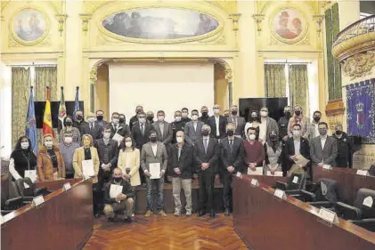  ?? DIPUTACIÓN DE BADAJOZ ?? Asistentes al acto de entrega a los alcaldes de los expediente­s para que recogiesen los radares, en la diputación.