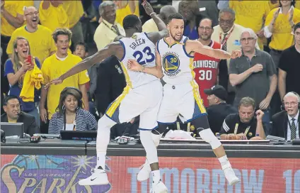  ?? FOTOS: AP ?? Arriba, celebració­n entre Green y Curry en la pista, rostro de decepción de Irving y el trofeo sostenido por los Warriors. A la izquierda, festejos en el Oracle Arena, lanza del partido entre James y Durant y acción del crack de los Warriors bajo el...