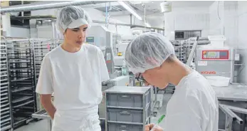  ?? FOTO: TOBIAS DING ?? Die Schüler erkunden die Bäckerei. Hier sind Emil Hammer und Elias Härle (schreibend) zu sehen, im Bild festgehalt­en von ihrem Mitschüler.