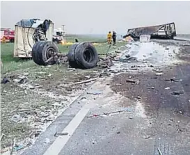  ?? (POLICÍA DE CÓRDOBA) ?? Fuego. Tras tumbar en la ruta nacional 35, uno de los camiones se incendió. Murió su conductor, que tenía 39 años.