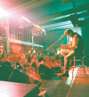  ?? DAVID BERGMAN Miami Herald file ?? In this file photo from April 1, 1995, Greg Brown performs in front of a packed house at the Stephen Talkhouse on Miami Beach. The club closed two weeks later.