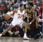  ?? JAY LAPRETE — THE ASSOCIATED PRESS ?? Ohio State’s Kaleb Wesson, left, posts up against Minnesota’s Daniel Oturu during the first half Thursday in Columbus, Ohio.