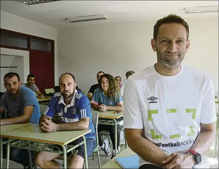  ?? FOTO: GM FOOTBALL ACADEMY ?? Carlos Menéndez posa junto sus alumnos en GM Football Academy