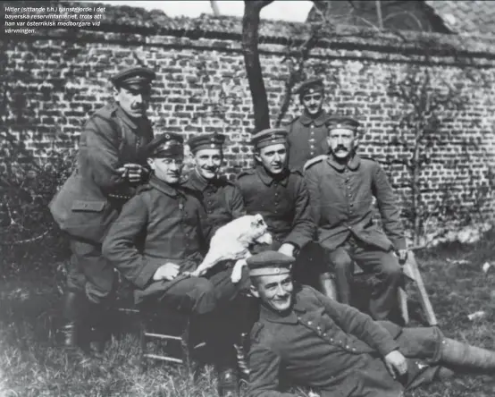  ??  ?? Hitler (sittande t.h.) tjänstg jorde i det bayerska reservinfa­nteriet, trots att han var österrikis­k medborgare vid värvningen.