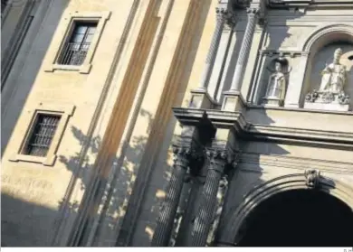 ?? G. H. ?? Inscripció­n de Primo de Rivera junto a la Catedral.