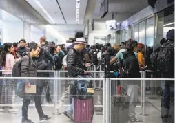  ??  ?? Throngs of passengers line up to go through a Transporta­tion Security Administra­tion checkpoint at San Francisco Internatio­nal Airport.