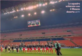  ??  ?? Le squadre schierate con il Meazza deserto GETTY