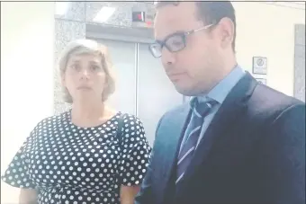  ??  ?? Leticia Bóbeda, hija del senador de Unace José Bóbeda –un parlamenta­rio leal a Cartes– y Rodrigo Galeano, son los abogados de Darío Messer en la causa abierta en Paraguay.
