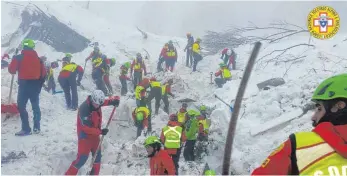  ?? FOTO: THE NATIONAL ALPINE CLIFF AND CAVE RESCUE CORPS/AP/DPA ?? Rettungskr­äfte am Hotel Rigopiano.