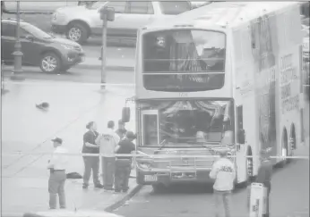  ?? Associated Press ?? Las Vegas police investigat­e the scene of a stand-off in a bus along Las Vegas Boulevard on Saturday. Las Vegas police said a gunman in a fatal shooting on the Strip who barricaded himself inside a public bus surrendere­d peacefully after shutting down...