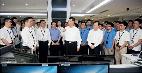  ??  ?? 27 de mayo de 2015. El presidente Xi Jinping inspeccion­a el Centro de I+D de HIKVISION en Hangzhou. Xinhua