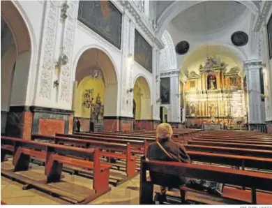  ?? JOSÉ ÁNGEL GARCÍA ?? Una señora en el interior de la iglesia del Sagrado Corazón de Jesús, en la calle Jesús del Gran Poder.