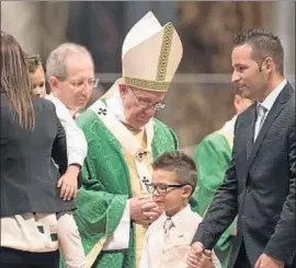  ?? ALESSANDRA TARANTINO / AP ?? El Papa recibió ayer a varias familias en la apertura del sínodo