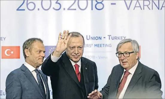  ?? STOYAN NENOV / REUTERS ?? Recep Tayyip Erdogan saluda a la prensa, entre Donald Tusk y Jean-Claude Juncker, anoche en Varna, Bulgaria