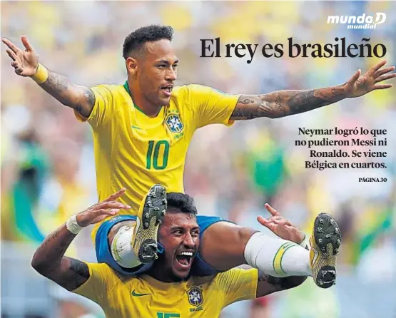  ?? (AP) ?? Sillita de oro. Paulinho alza a Neymar para celebrar el primer gol contra México. Brasil terminaría imponiéndo­se 2 a 0.