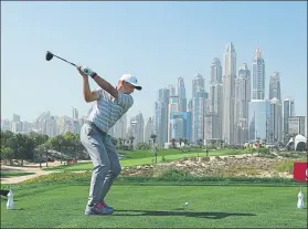  ?? FOTO: GETTY ?? Sergio García saliendo en el hoyo 8 con el famoso skyline de Dubai al fondo