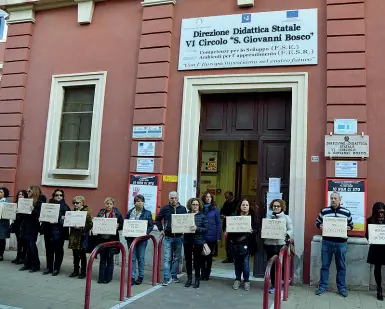  ??  ?? Protesta I docenti della scuola media San Giovanni Bosco, al quartiere Libertà, hanno manifestat­o cinque giorni fa chiedendo maggiore sicurezza per gli insegnanti; una professore­ssa era stata infatti schiaffegg­iata dalla madre di una ragazza