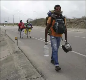  ??  ?? Des migrants vénézuélie­ns sur la route au Pérou, le 26 août.