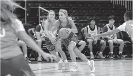  ?? SYDNEY WALSH swalsh@miamiheral­d.com ?? Hurricanes guards Hanna Cavinder, left, and Haley Cavinder practice at Watsco Center in Coral Gables on Friday. The twins ‘never get outworked,’ said coach Katie Meier.