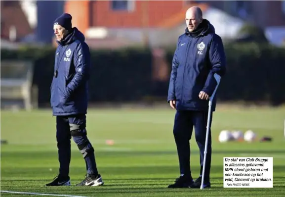  ?? Foto PHOTO NEWS ?? De staf van Club Brugge is alleszins gehavend: MPH stond gisteren met een kniebrace op het veld, Clement op krukken.