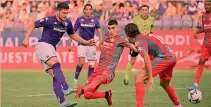  ?? LAPRESSE ?? Il primo sigillo e l'errore decisivo A fianco Luka Jovic, 25 anni, segna il suo primo gol in Serie A , riportando la Fiorentina in vantaggio sul 2-1. A destra,l’errore di Ionut Radu all’ultimo respiro della partita che fa perdere la sfida alla Cremonese