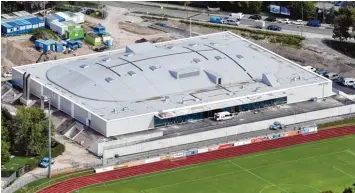  ??  ?? Am Wochenende vom 6. bis 8. Oktober wird das neue Eisstadion in Kaufbeuren eingeweiht. Bis zur Eröffnung und zum ersten Heimspiel gegen den EHC Freiburg muss Zweitligis­t ESV Kaufbeuren viermal auswärts antreten. OLYMPIA