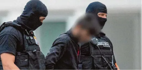  ?? Foto: Boris Roessler, dpa ?? Ali B., der Tatverdäch­tige im „Fall Susanna“: Nach seiner Flucht in den Irak wurde er von Polizisten nach Frankfurt gebracht. Dort sitzt er seit mehr als einem Monat in Un  tersuchung­shaft. Am Donnerstag wurde ein zweiter Haftbefehl gegen ihn...