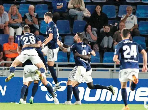  ?? LALIGA ?? COSTAS SE ESTRENA A LO GRANDE El central del Oviedo, escondido bajo sus compañeros en la foto, no sólo marcó su primer gol de la temporada, sino que fue clave atrás taponando hasta dos remates de Nacho y Shashoua.