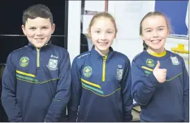  ?? (Photo: Katie Glavin) ?? RIGHT: THUMBS UP! Billy, Siabh and Kayla from 4th class, ready to welcome families and give tours at the Castletown­roche NS Open Night.