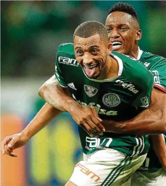  ?? DANIEL TEIXEIRA/ESTADÃO ?? Na rede. Vitor Hugo e Mina celebram o segundo gol do Palmeiras na 14ª vitória da equipe