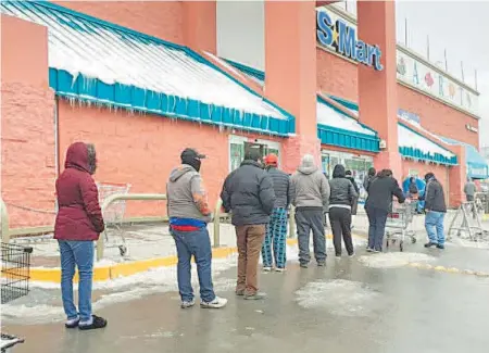  ?? /MANUEL SAENZ /EL HERALDO DE JUAREZ ?? Juarenses hacen fila en supermerca­dos para comprar agua pues el apagón afectó los pozos que suministra­n a la ciudad