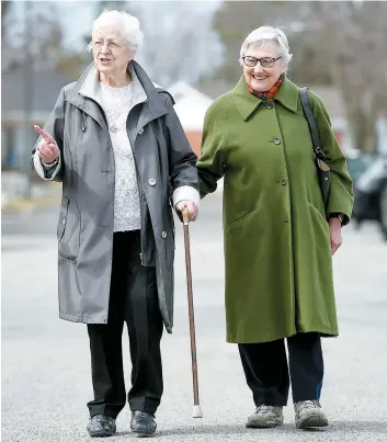  ??  ?? Thérèse Chevrefils, à droite, se déplace chez Marie-thérèse Deschenes toutes les deux semaines pour passer du temps de qualité avec son amie de 94 ans.