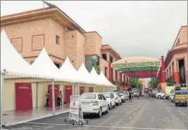  ?? SUBHANKAR CHAKRABORT­Y/HT PHOTOS ?? (LR) Lohia Path in Gomti Nagar dotted with hoardings of the groundbrea­king ceremony, and arrangemen­ts being made for the event at the Indira Gandhi Pratishtha­n on Thursday.