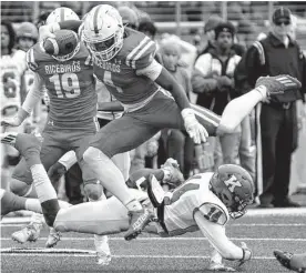  ?? Brett Coome/staff photograph­er ?? Texas A&M freshman running back Rueben Owens (4) rushed for more than 7,000 yards and 100 touchdowns at El Campo High School.