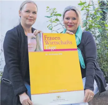  ?? FOTO: ANNA-LENA JANISCH ?? Sandra Knör (links) und Martina Schmidt von der Kontaktste­lle Frau und Beruf kümmern sich um weibliche Belange in der Arbeitswel­t.