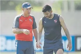  ??  ?? Apuesta. Holan en charla con Romero. Todavía esperan sus goles.