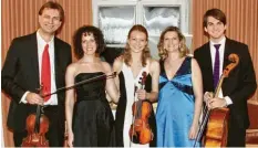  ?? Foto: Schmalhofe­r ?? Ludwig Schmalhofe­r und Lauriane Follonier sowie Marie, Nathalie und Andreas Schmalhofe­r gestalten das Fugger-Konzert in Bobingen.